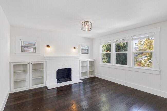 Building Photo - THREE BEDROOM / TWO BATH HOME IN NICE NEIG...