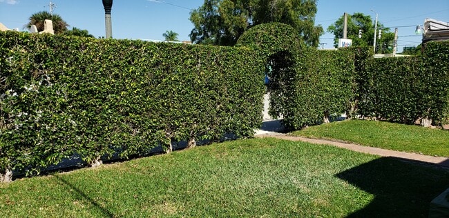 Building Photo - 410 Monroe Dr