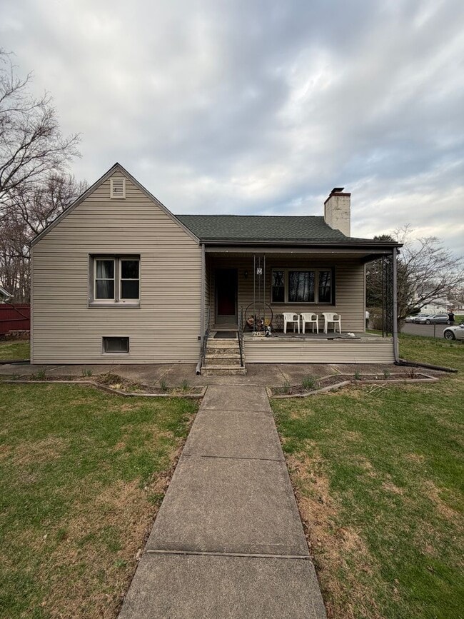 Building Photo - Spacious 4BR in a Quiet, Private Pocket