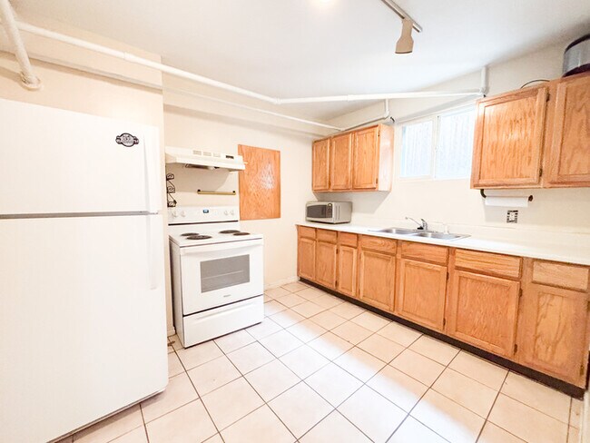 Foto del edificio - Large 2 Bedroom Basement Apartment - Close...