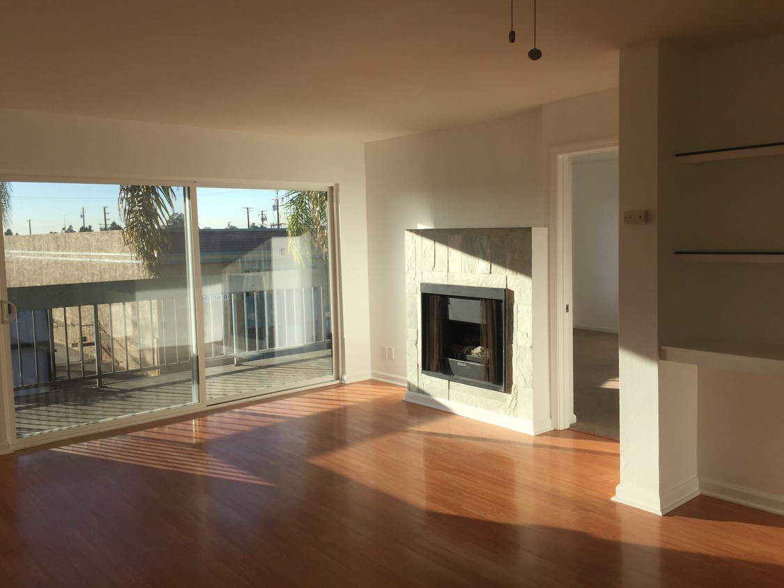 Living Room open to the balcony w. fireplace - 1360 Redondo Ave