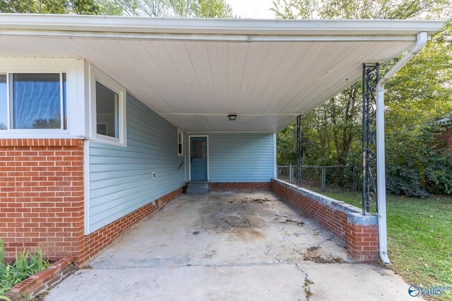 Building Photo - 816 Giles Dr NE