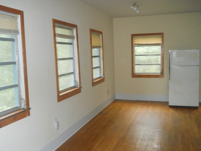 Building Photo - HOLLR0220