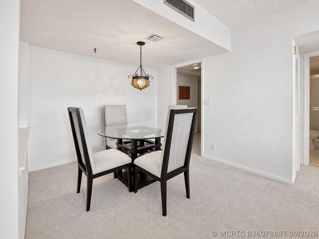 Foto del edificio - 6845 Willow Wood Dr