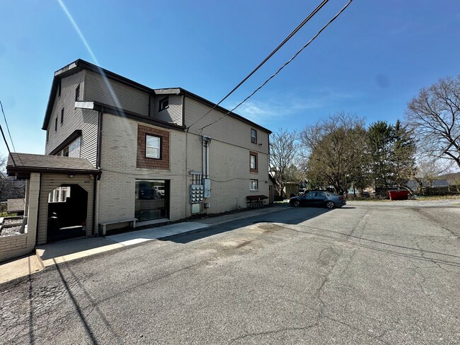 Building Photo - 400 Railroad St