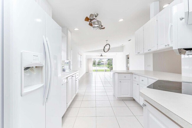 Foto del edificio - 8270 Eleuthera Ln