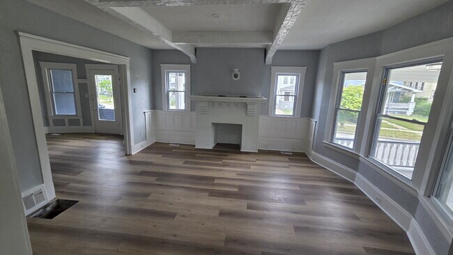 Building Photo - Exquisite 4 bed 3 bath with Air Conditioning