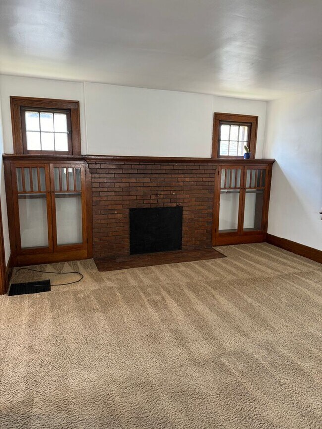 Building Photo - 845 E University Ave