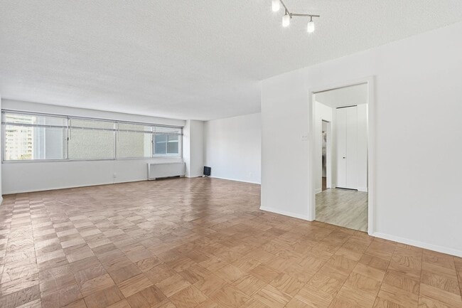 Building Photo - Sun-Filled 1BR/1.5BA with Garage Parking in The Willoughby!