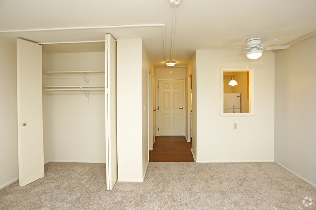 Efficiency, 1BA - 405 SF - Parqwood Apartments