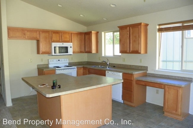 Building Photo - 1431 NE Lucinda Ct