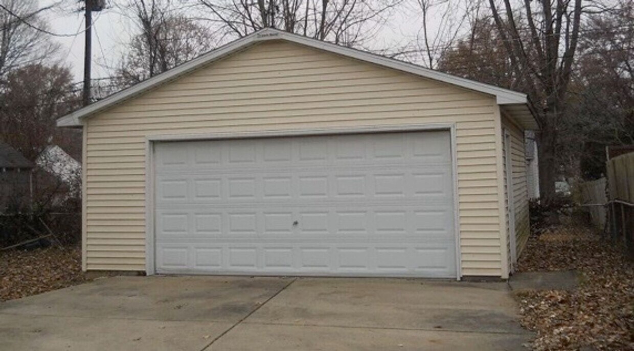 Building Photo - 2 Bedroom W/ 2-Car Garage and Basement!