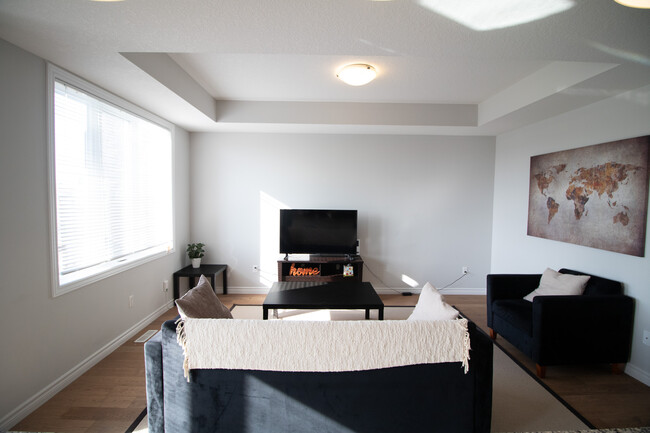 Photo du bâtiment - Hyde Park 3 Bedroom TOWNHOUSE * Avail NOW ...