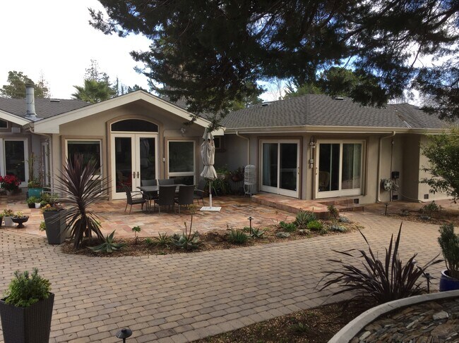 Foto del edificio - 1485 Lakeview Dr