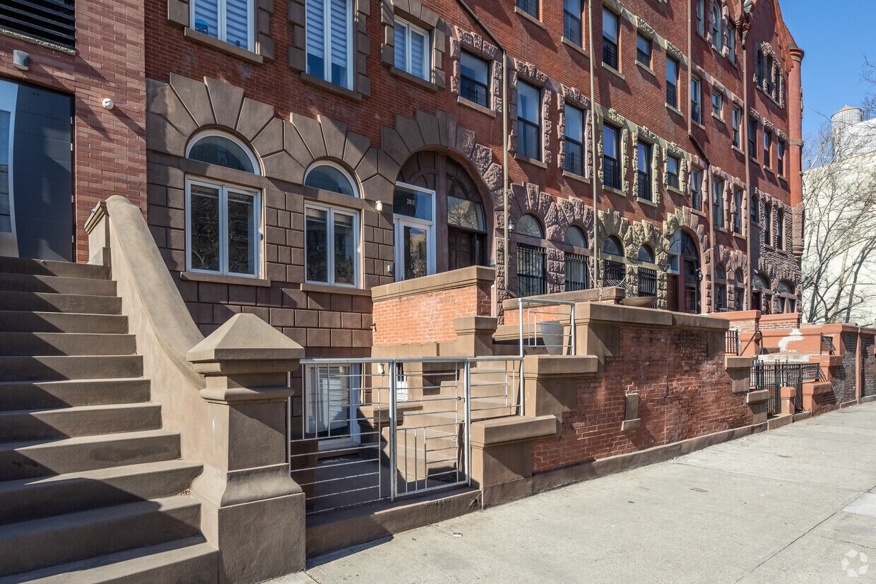 Entrance - 2068-2070 Fifth Ave