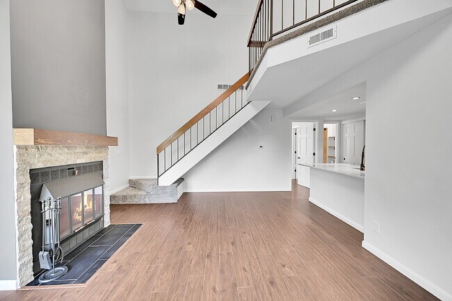 Foto del edificio - $1,995 - 1 Bed, 1 Bath Updated Lofted Cond...
