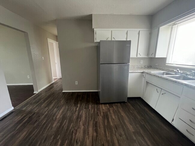 Fotografía del edificio - 215 Miriam Dr