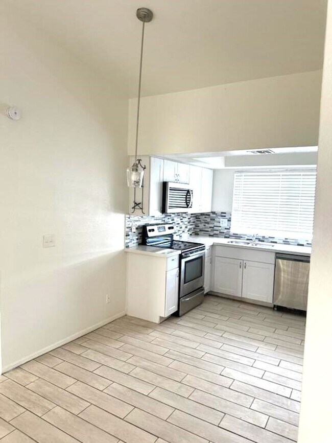 Foto del edificio - 2 bed 2 bath condo with balcony