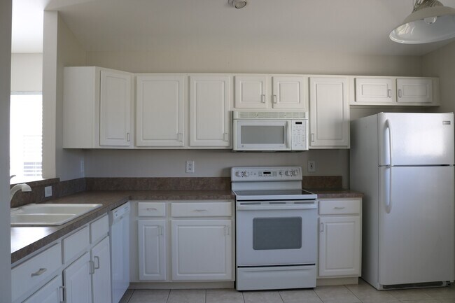 Building Photo - ** AVAILABLE NOW! ~ Pet Friendly POOL HOME...