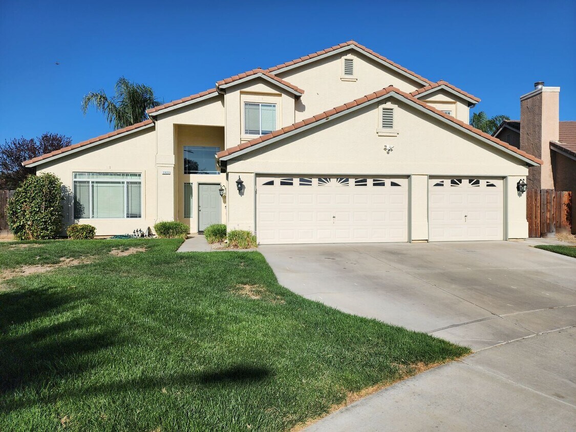 Primary Photo - Beautiful Large home with Pool