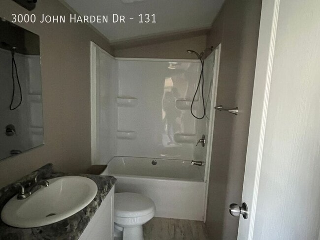 Foto del edificio - 3000 John Harden Dr