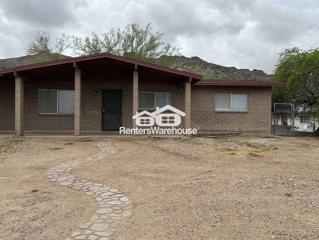Building Photo - 1427 E Paseo Way