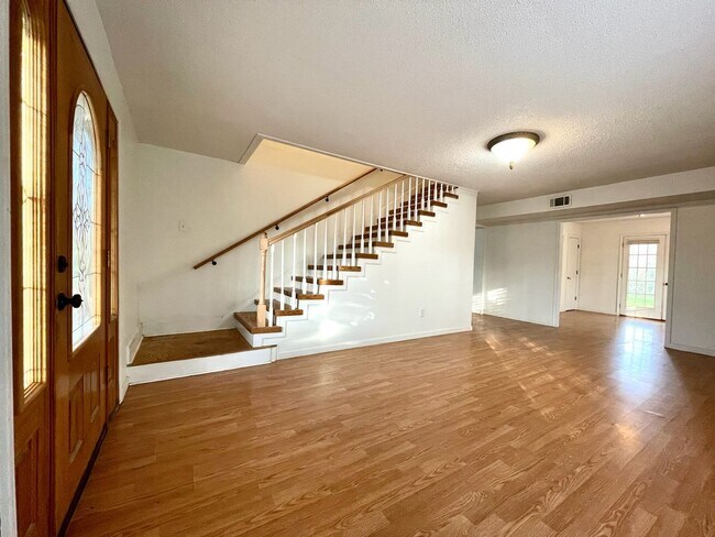 Foto del edificio - Large 4 Bedroom House