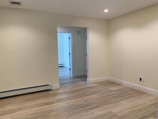 Foto del edificio - 328 Glen Cove Rd
