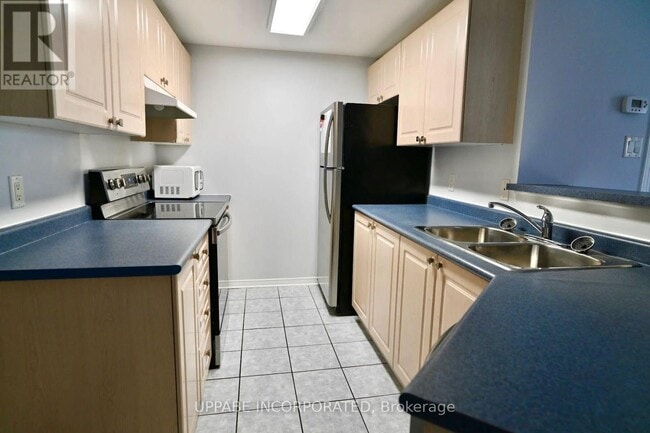 Photo du bâtiment - 310 Central Park Dr