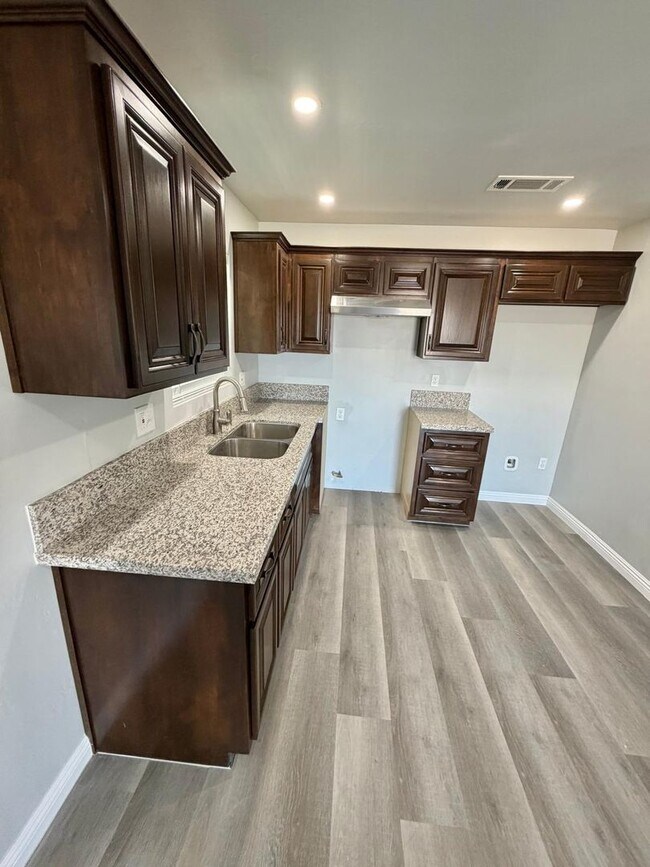 Foto del edificio - renovated and charming single family home in Delano - COMING SOON!