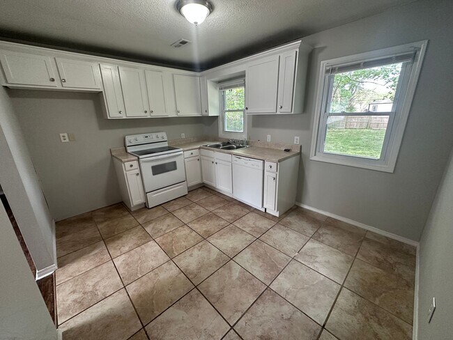 Foto del edificio - $900 - 2 bed 1 bath - Home with a fenced y...