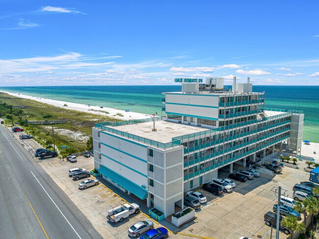 Building Photo - Cozy Beachfront Studio Newly Renovated wit...