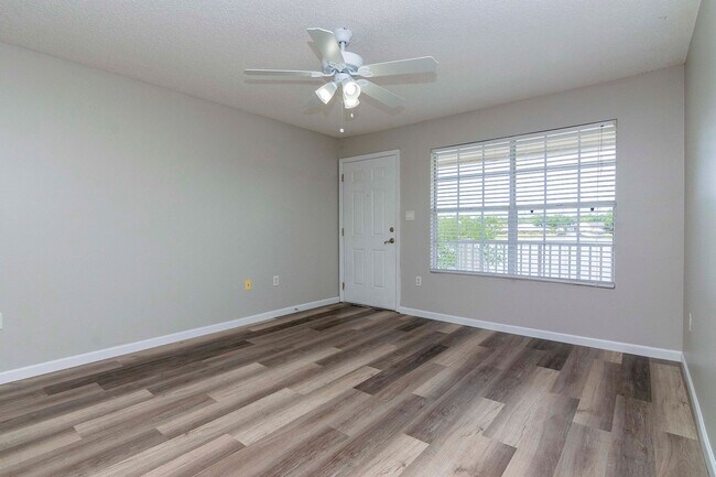 Foto del edificio - Lake Front - 2nd Floor - Upgraded- 1 Bedroom 1 Bathroom for Rent in Brandon, FL