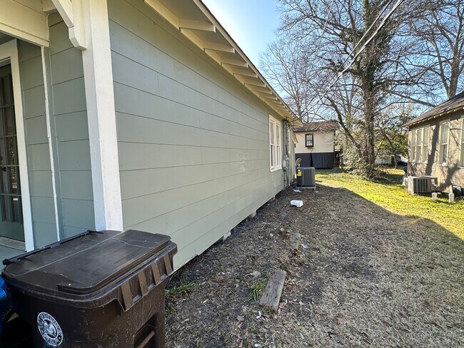 Building Photo - 303 S 10th Ave
