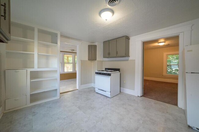 Building Photo - 3482 W 49th St