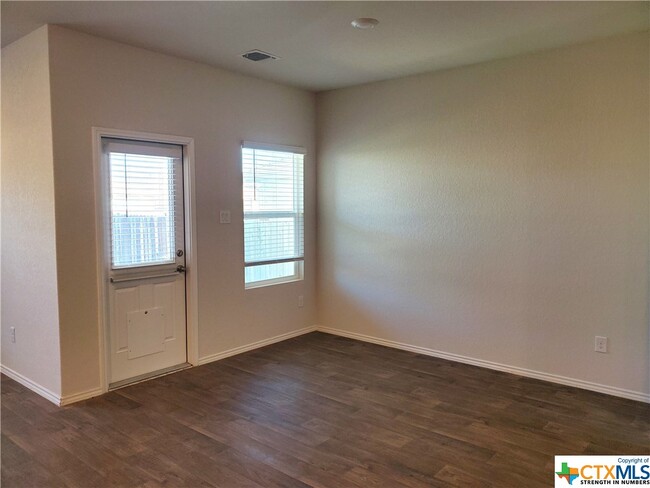Building Photo - 845 Armadillo Dr