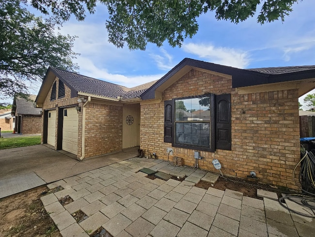 Building Photo - 1709 Lincolnshire Way