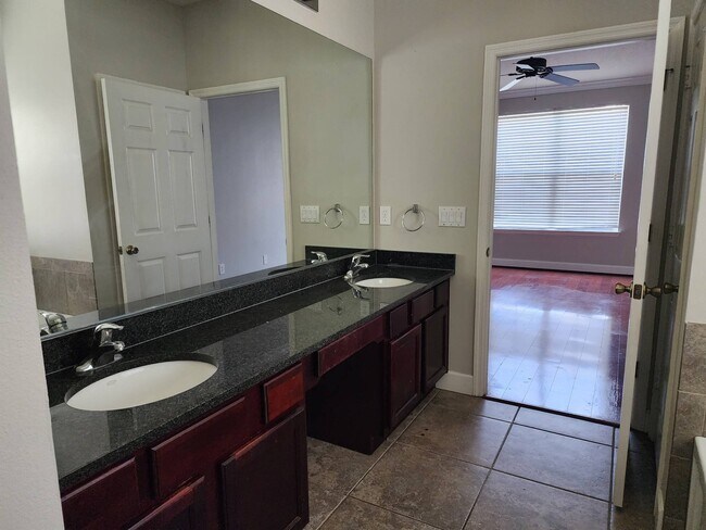 Foto del edificio - 2472 Lantana Ln