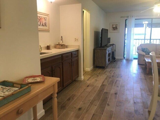 Building Photo - Venice, FL Mission Lakes 2BR/2BA Condo Located Just Off-Island