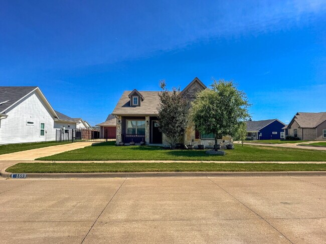 Foto del edificio - Lovely 3 bed, 2 bath Home in Burleson!