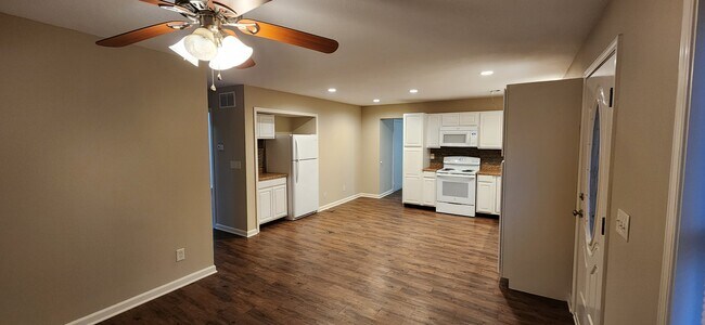 Foto del edificio - 322 N Prairie St
