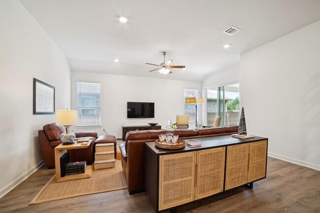 Foto del edificio - 2101 Centerline Ln