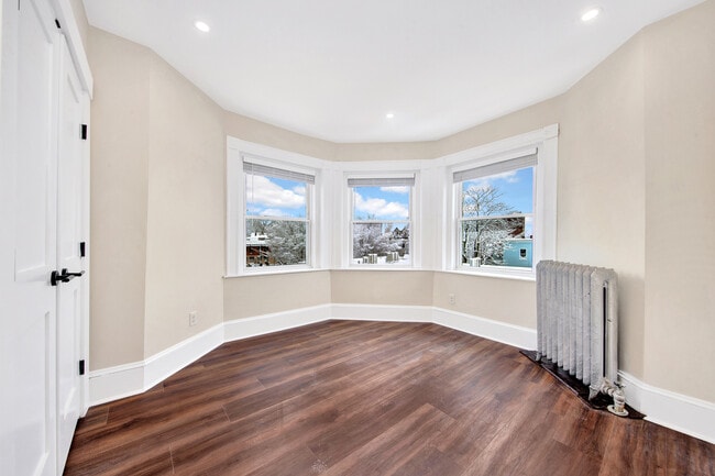 Building Photo - 105 School St