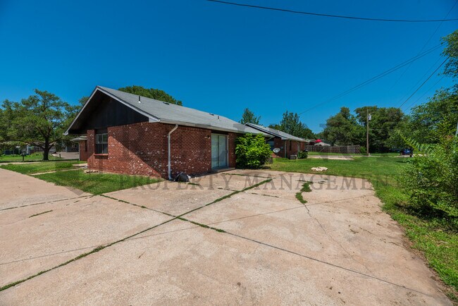 Building Photo - 1154 N Edwards