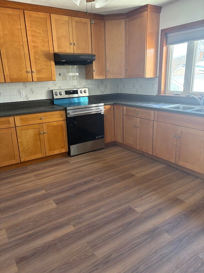 Building Photo - 64 Perkins St