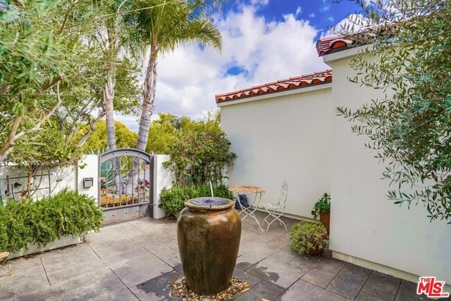 Foto del edificio - 2303 Hillhurst Ave