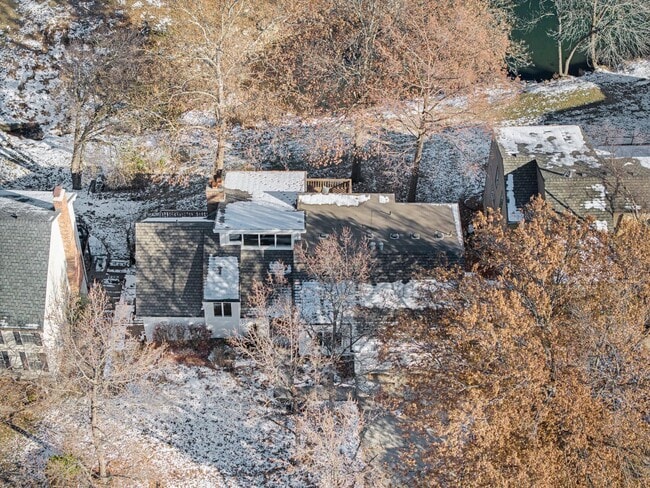 Building Photo - Renovated Lakefront 5 Bedroom Home with 2 Garages!