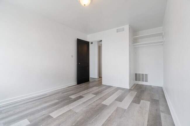 Foto del edificio - BEAUTIFUL 4 BEDROOM APARTMENTS!!