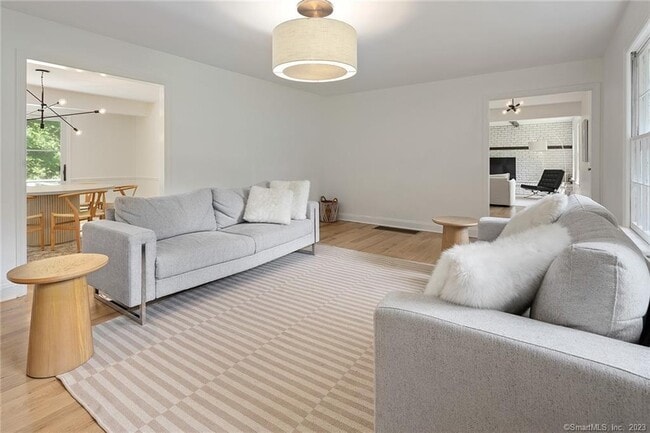 Building Photo - 33 Riverfield Dr