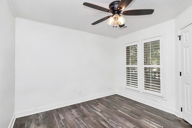 Foto del edificio - 1109 E Morehead St